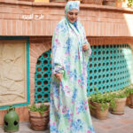 چادر نماز آستین دار کدری (کد ۶/۹) – طرح گل سرخابی و گل‌ریزه - Image 2